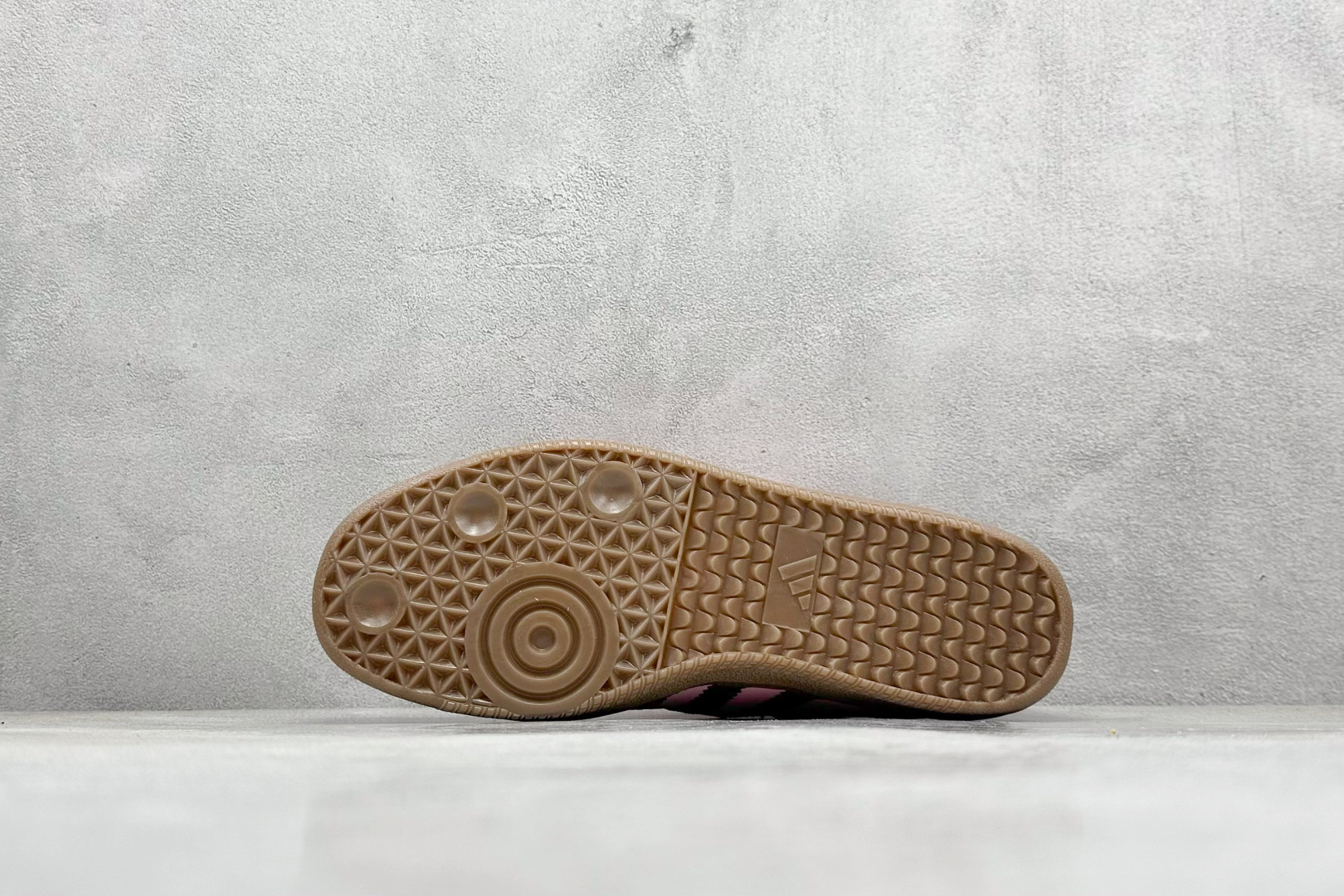 图片[4]-YH长青福利  AD Original Samba OG 复古经典轻便板鞋 带有装饰的超锁缝制和无缝的手感 柔软、柔软的皮革造型和标志性的3条纹完成了精致的外观 正规合身鞋带 鞋面上有绒面鞋垫 橡胶鞋底 享受正畸套筒软感 自50年代首次亮相以来就一直在赢得粉丝的青睐！ 货号：IH8158-选品中心