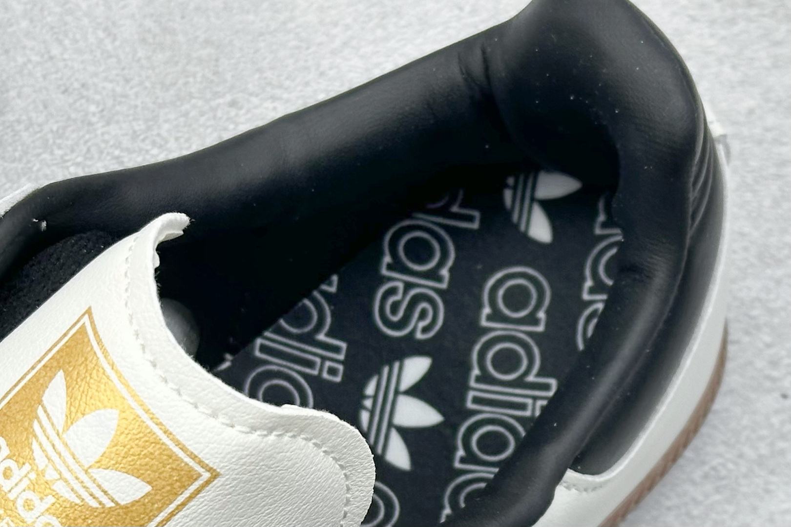 图片[8]-YH长青福利  AD Original Samba OG 复古经典轻便板鞋 带有装饰的超锁缝制和无缝的手感 柔软、柔软的皮革造型和标志性的3条纹完成了精致的外观 正规合身鞋带 鞋面上有绒面鞋垫 橡胶鞋底 享受正畸套筒软感 自50年代首次亮相以来就一直在赢得粉丝的青睐！ 货号：ID0478-选品中心