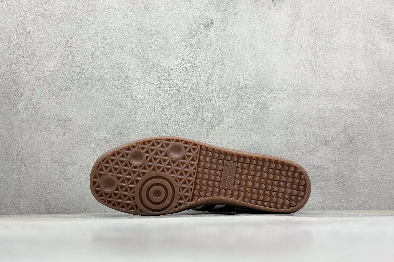 图片[4]-YH长青福利  AD Original Samba OG 复古经典轻便板鞋 带有装饰的超锁缝制和无缝的手感 柔软、柔软的皮革造型和标志性的3条纹完成了精致的外观 正规合身鞋带 鞋面上有绒面鞋垫 橡胶鞋底 享受正畸套筒软感 自50年代首次亮相以来就一直在赢得粉丝的青睐！ 货号：ID0478-选品中心