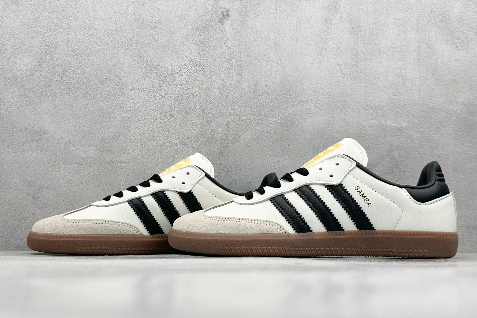 图片[5]-YH长青福利  AD Original Samba OG 复古经典轻便板鞋 带有装饰的超锁缝制和无缝的手感 柔软、柔软的皮革造型和标志性的3条纹完成了精致的外观 正规合身鞋带 鞋面上有绒面鞋垫 橡胶鞋底 享受正畸套筒软感 自50年代首次亮相以来就一直在赢得粉丝的青睐！ 货号：ID0478-选品中心