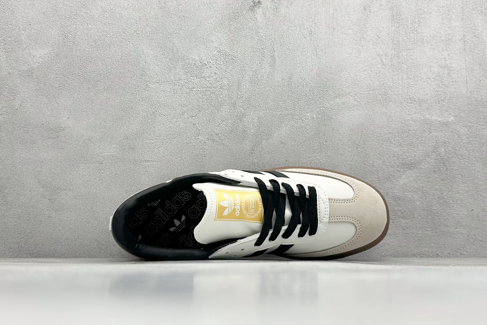 图片[3]-YH长青福利  AD Original Samba OG 复古经典轻便板鞋 带有装饰的超锁缝制和无缝的手感 柔软、柔软的皮革造型和标志性的3条纹完成了精致的外观 正规合身鞋带 鞋面上有绒面鞋垫 橡胶鞋底 享受正畸套筒软感 自50年代首次亮相以来就一直在赢得粉丝的青睐！ 货号：ID0478-选品中心