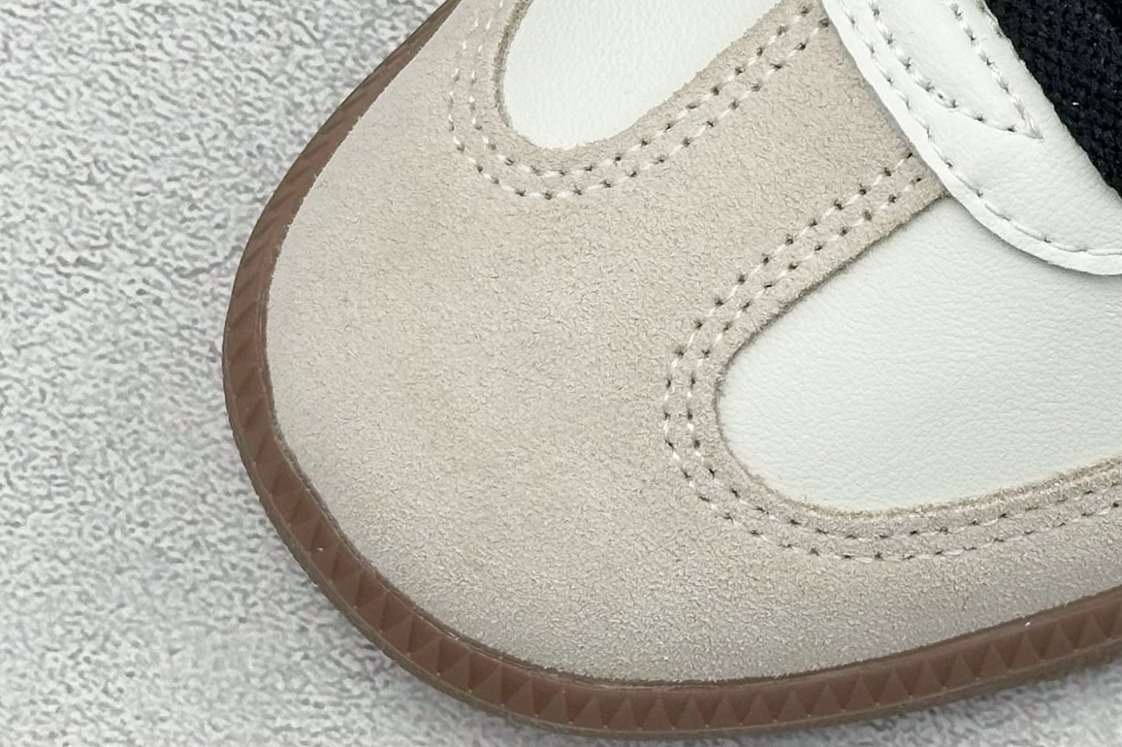 图片[7]-YH长青福利  AD Original Samba OG 复古经典轻便板鞋 带有装饰的超锁缝制和无缝的手感 柔软、柔软的皮革造型和标志性的3条纹完成了精致的外观 正规合身鞋带 鞋面上有绒面鞋垫 橡胶鞋底 享受正畸套筒软感 自50年代首次亮相以来就一直在赢得粉丝的青睐！ 货号：ID0478-选品中心