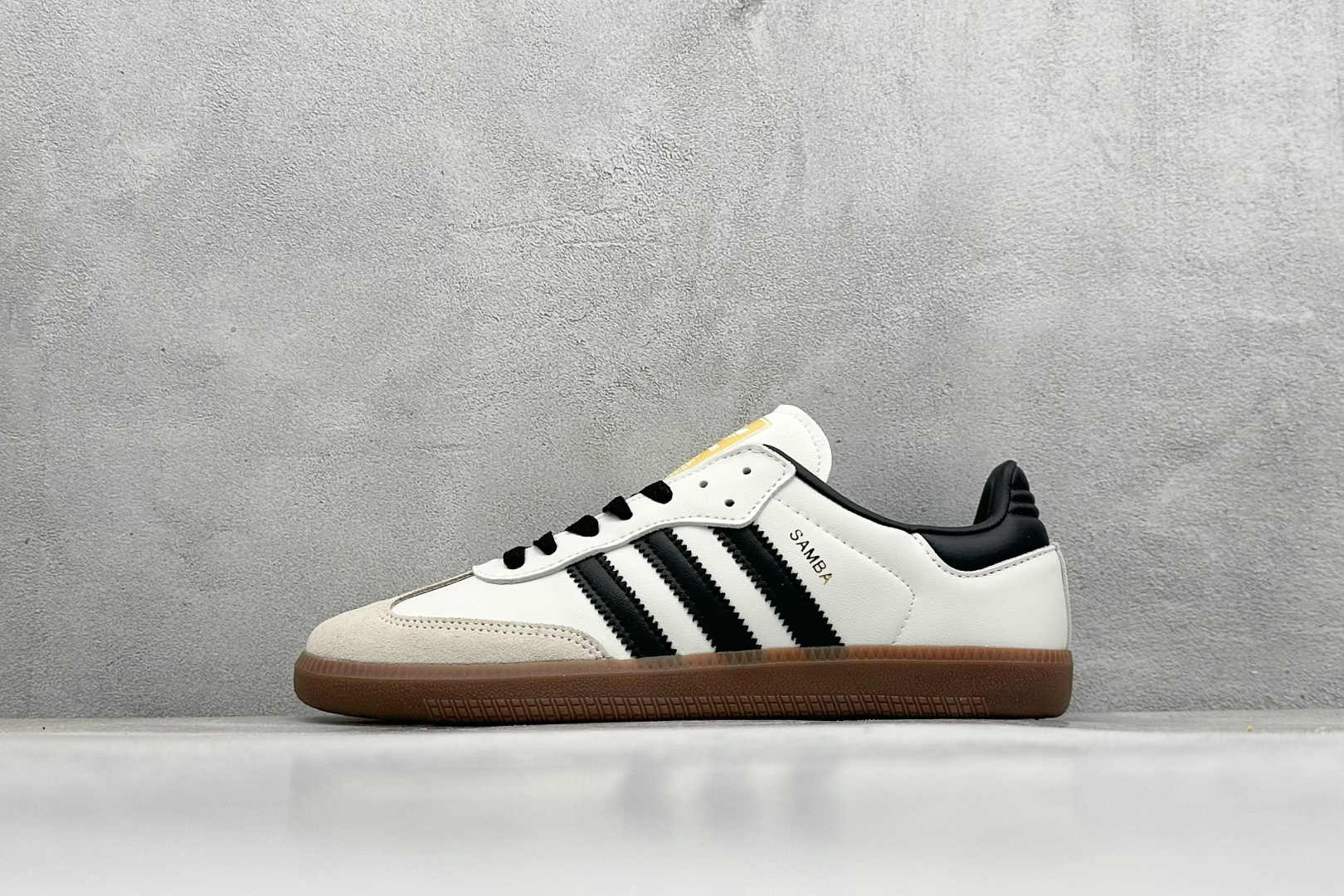 YH长青福利  AD Original Samba OG 复古经典轻便板鞋 带有装饰的超锁缝制和无缝的手感 柔软、柔软的皮革造型和标志性的3条纹完成了精致的外观 正规合身鞋带 鞋面上有绒面鞋垫 橡胶鞋底 享受正畸套筒软感 自50年代首次亮相以来就一直在赢得粉丝的青睐！ 货号：ID0478-选品中心