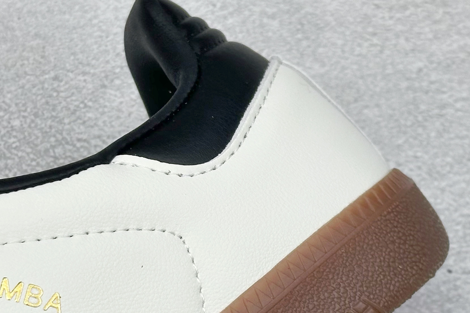 图片[9]-YH长青福利  AD Original Samba OG 复古经典轻便板鞋 带有装饰的超锁缝制和无缝的手感 柔软、柔软的皮革造型和标志性的3条纹完成了精致的外观 正规合身鞋带 鞋面上有绒面鞋垫 橡胶鞋底 享受正畸套筒软感 自50年代首次亮相以来就一直在赢得粉丝的青睐！ 货号：ID0478-选品中心