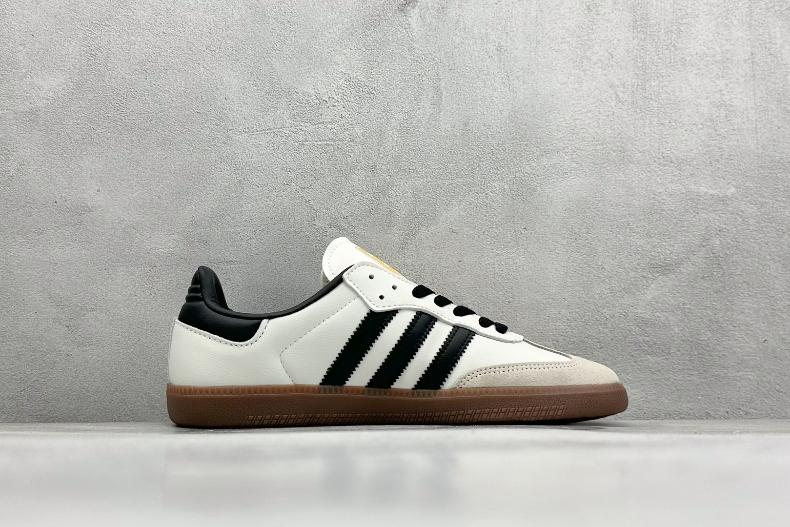 图片[2]-YH长青福利  AD Original Samba OG 复古经典轻便板鞋 带有装饰的超锁缝制和无缝的手感 柔软、柔软的皮革造型和标志性的3条纹完成了精致的外观 正规合身鞋带 鞋面上有绒面鞋垫 橡胶鞋底 享受正畸套筒软感 自50年代首次亮相以来就一直在赢得粉丝的青睐！ 货号：ID0478-选品中心