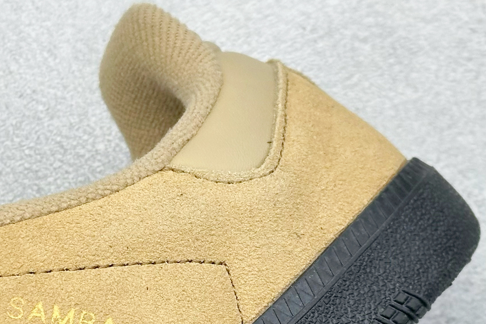 图片[9]-YH长青福利  AD Original Samba OG 复古经典轻便板鞋 带有装饰的超锁缝制和无缝的手感 柔软、柔软的皮革造型和标志性的3条纹完成了精致的外观 正规合身鞋带 鞋面上有绒面鞋垫 橡胶鞋底 享受正畸套筒软感 自50年代首次亮相以来就一直在赢得粉丝的青睐！ 货号：HP9085-选品中心