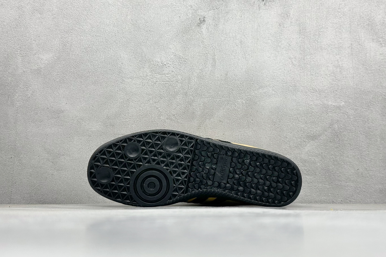 图片[4]-YH长青福利  AD Original Samba OG 复古经典轻便板鞋 带有装饰的超锁缝制和无缝的手感 柔软、柔软的皮革造型和标志性的3条纹完成了精致的外观 正规合身鞋带 鞋面上有绒面鞋垫 橡胶鞋底 享受正畸套筒软感 自50年代首次亮相以来就一直在赢得粉丝的青睐！ 货号：HP9085-选品中心