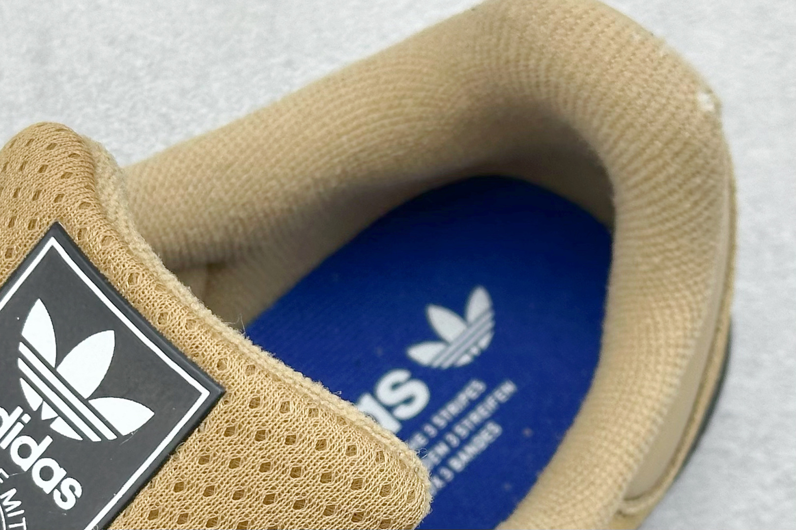 图片[8]-YH长青福利  AD Original Samba OG 复古经典轻便板鞋 带有装饰的超锁缝制和无缝的手感 柔软、柔软的皮革造型和标志性的3条纹完成了精致的外观 正规合身鞋带 鞋面上有绒面鞋垫 橡胶鞋底 享受正畸套筒软感 自50年代首次亮相以来就一直在赢得粉丝的青睐！ 货号：HP9085-选品中心