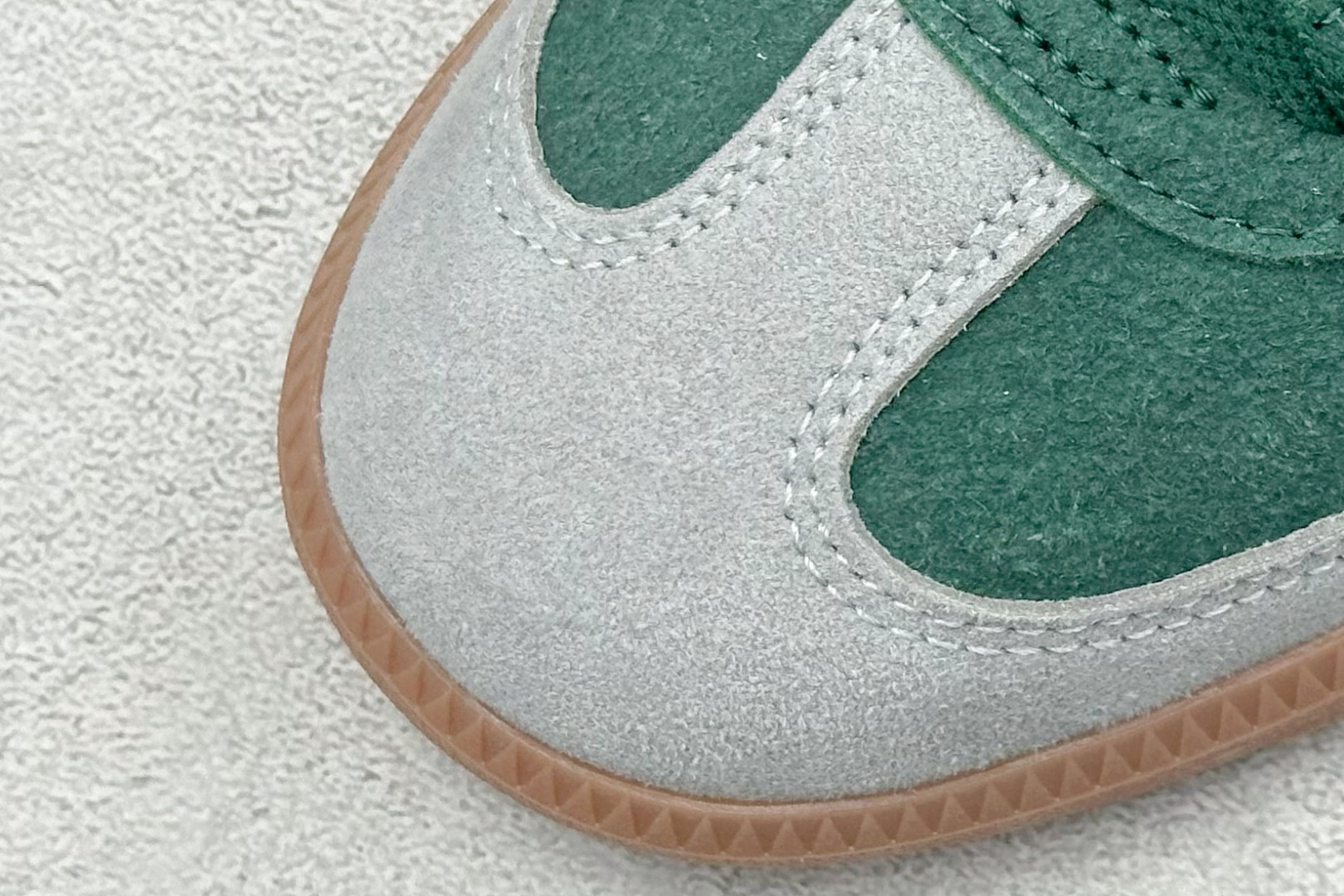 图片[7]-YH长青福利  AD Original Samba OG 复古经典轻便板鞋 带有装饰的超锁缝制和无缝的手感 柔软、柔软的皮革造型和标志性的3条纹完成了精致的外观 正规合身鞋带 鞋面上有绒面鞋垫 橡胶鞋底 享受正畸套筒软感 自50年代首次亮相以来就一直在赢得粉丝的青睐！ 货号：ID2054-选品中心