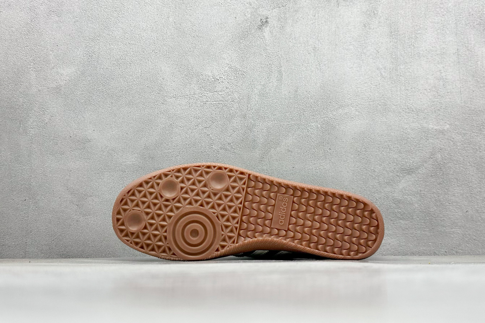 图片[4]-YH长青福利  AD Original Samba OG 复古经典轻便板鞋 带有装饰的超锁缝制和无缝的手感 柔软、柔软的皮革造型和标志性的3条纹完成了精致的外观 正规合身鞋带 鞋面上有绒面鞋垫 橡胶鞋底 享受正畸套筒软感 自50年代首次亮相以来就一直在赢得粉丝的青睐！ 货号：ID2054-选品中心