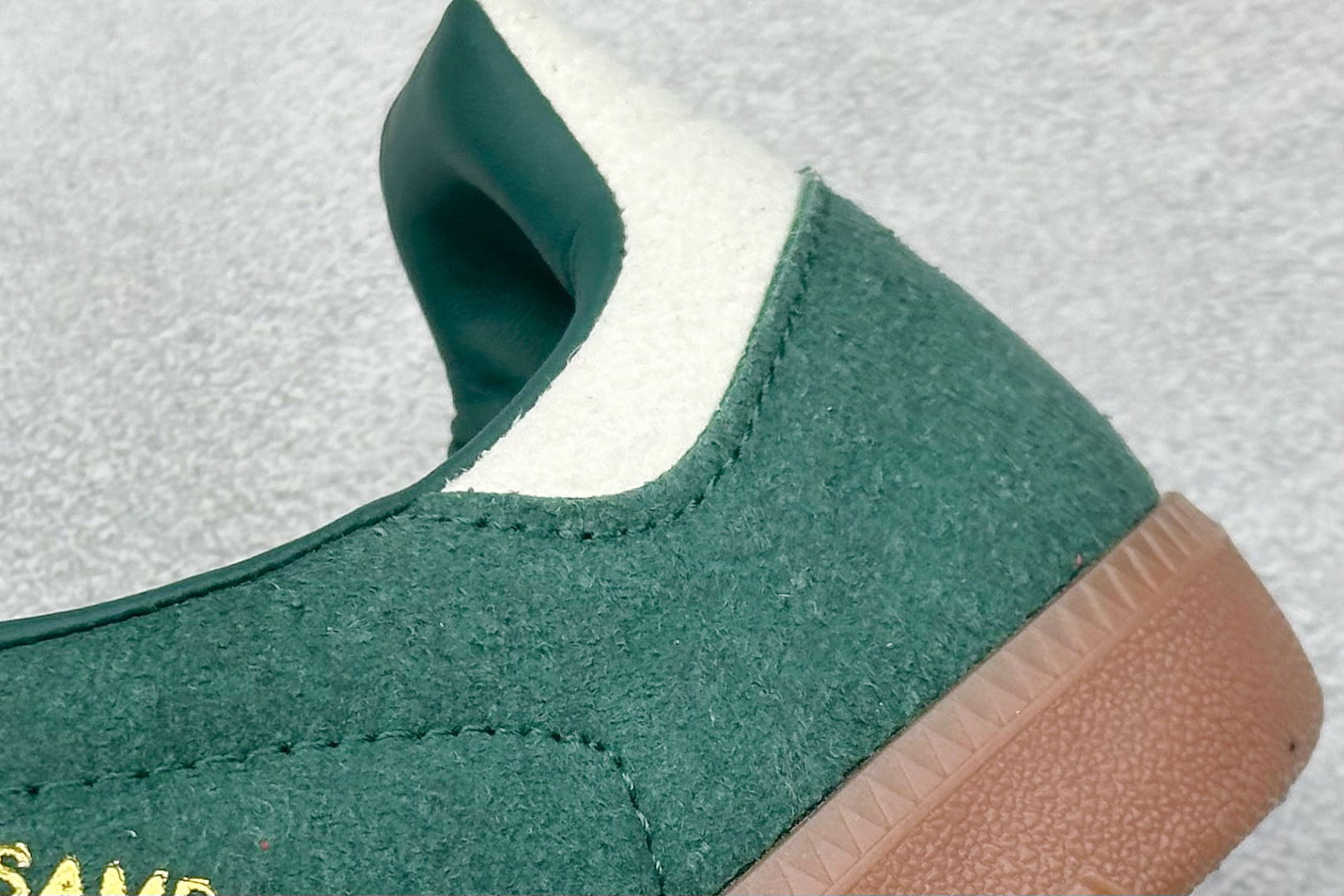 图片[9]-YH长青福利  AD Original Samba OG 复古经典轻便板鞋 带有装饰的超锁缝制和无缝的手感 柔软、柔软的皮革造型和标志性的3条纹完成了精致的外观 正规合身鞋带 鞋面上有绒面鞋垫 橡胶鞋底 享受正畸套筒软感 自50年代首次亮相以来就一直在赢得粉丝的青睐！ 货号：ID2054-选品中心