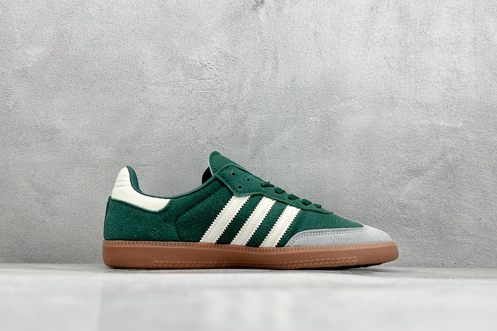 图片[2]-YH长青福利  AD Original Samba OG 复古经典轻便板鞋 带有装饰的超锁缝制和无缝的手感 柔软、柔软的皮革造型和标志性的3条纹完成了精致的外观 正规合身鞋带 鞋面上有绒面鞋垫 橡胶鞋底 享受正畸套筒软感 自50年代首次亮相以来就一直在赢得粉丝的青睐！ 货号：ID2054-选品中心