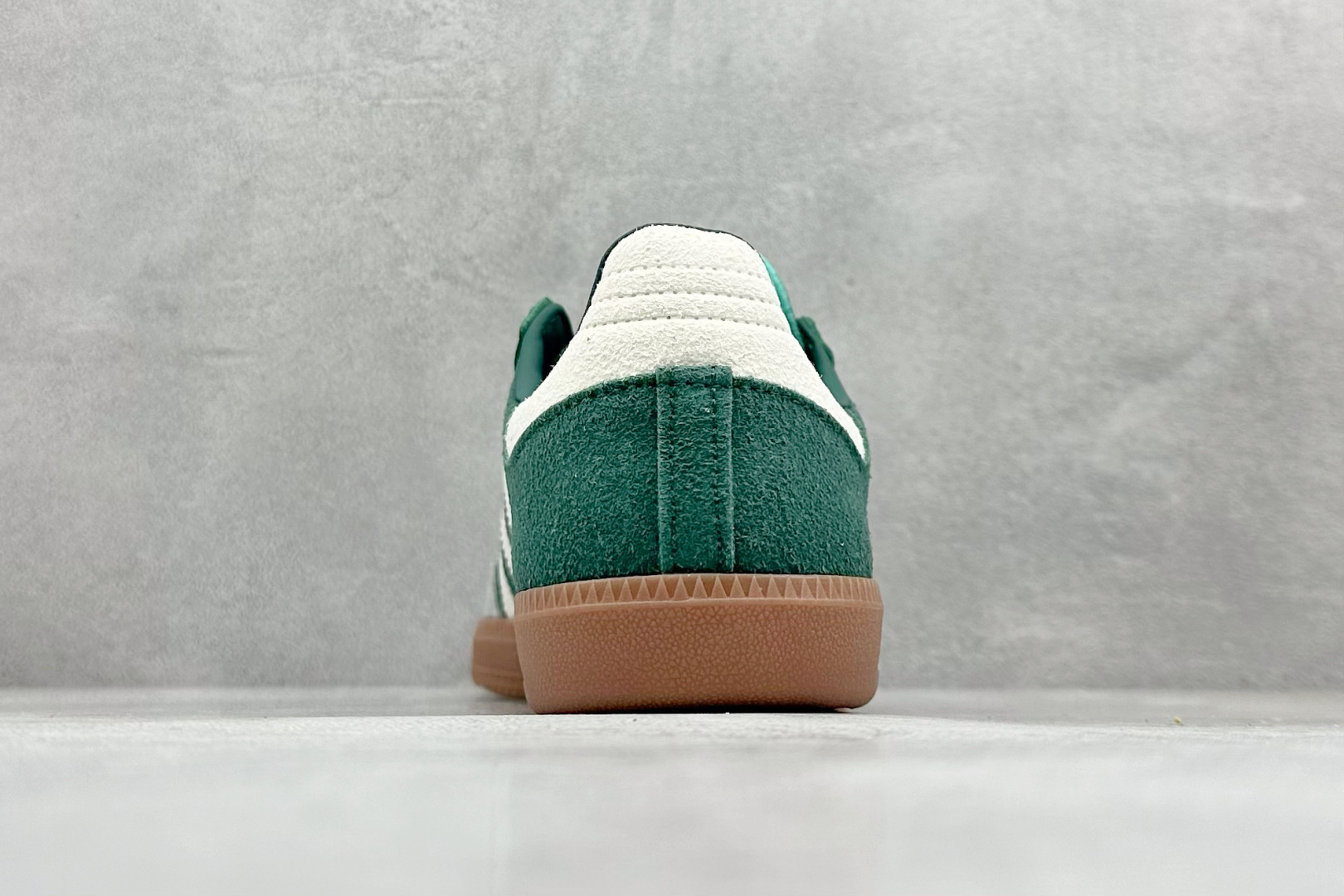 图片[6]-YH长青福利  AD Original Samba OG 复古经典轻便板鞋 带有装饰的超锁缝制和无缝的手感 柔软、柔软的皮革造型和标志性的3条纹完成了精致的外观 正规合身鞋带 鞋面上有绒面鞋垫 橡胶鞋底 享受正畸套筒软感 自50年代首次亮相以来就一直在赢得粉丝的青睐！ 货号：ID2054-选品中心