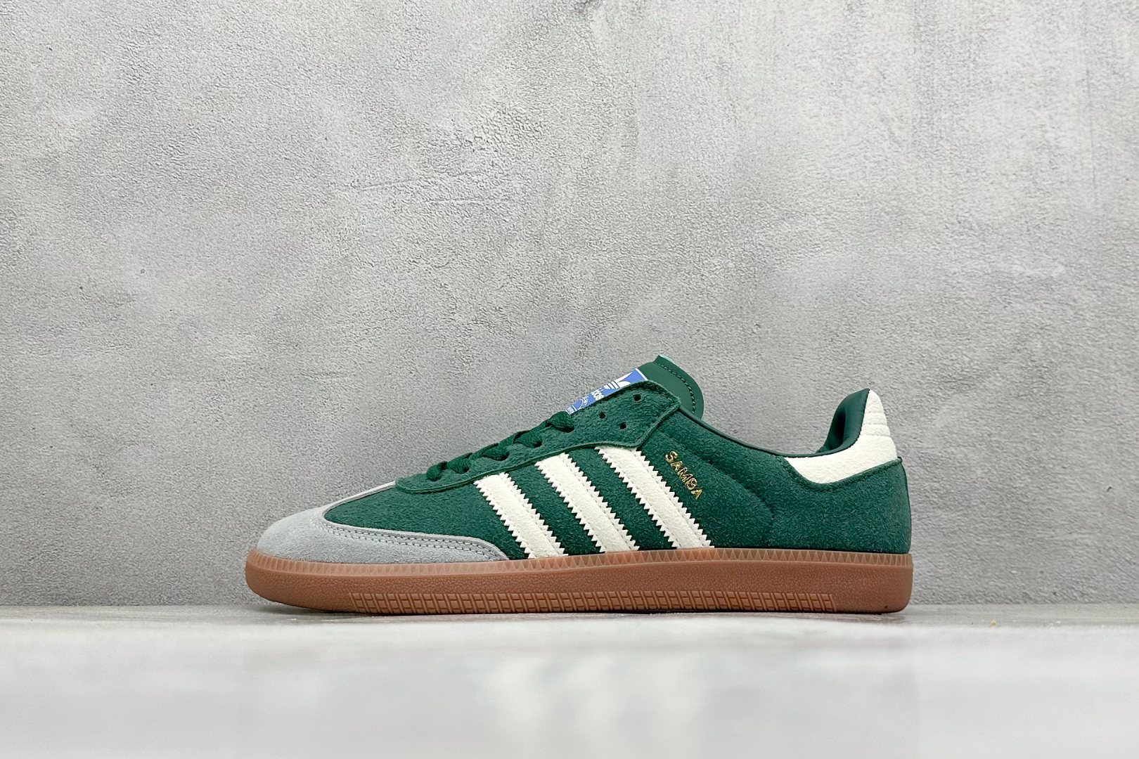 YH长青福利 AD Original Samba OG 复古经典轻便板鞋 带有装饰的超锁缝制和无缝的手感 柔软、柔软的皮革造型和标志性的3条纹完成了精致的外观 正规合身鞋带 鞋面上有绒面鞋垫 橡胶鞋底 享受正畸套筒软感 自50年代首次亮相以来就一直在赢得粉丝的青睐! 货号:ID2054-选品中心