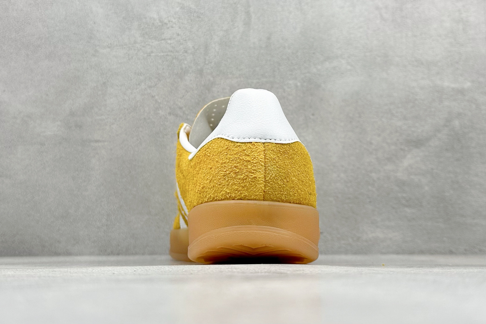 图片[6]-YH长青福利  AD Originals Gazelle INdoor 三叶草休闲防滑耐磨低帮板鞋 鞋头出色设计 塑就出众贴合感 稳固的后跟贴合足部曲线设计 软弹舒适 不易磨脚 橡胶鞋底配合防滑纹路设计 平稳抓地 货号：HQ8716-选品中心