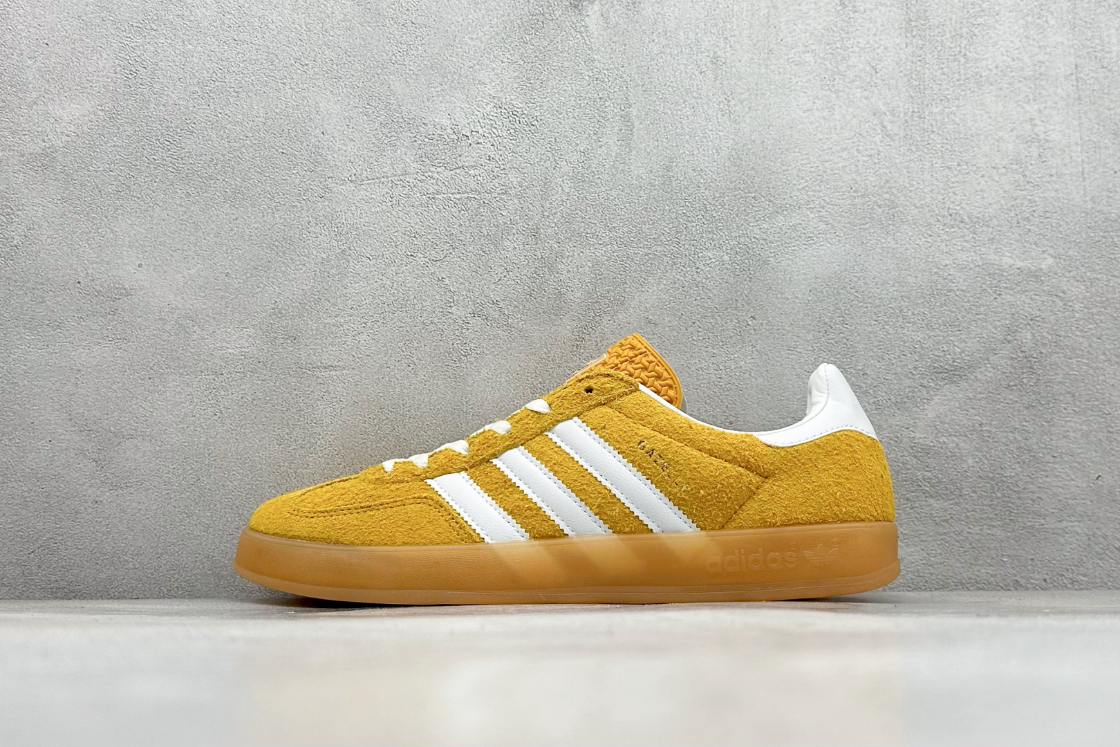 YH长青福利  AD Originals Gazelle INdoor 三叶草休闲防滑耐磨低帮板鞋 鞋头出色设计 塑就出众贴合感 稳固的后跟贴合足部曲线设计 软弹舒适 不易磨脚 橡胶鞋底配合防滑纹路设计 平稳抓地 货号：HQ8716-选品中心