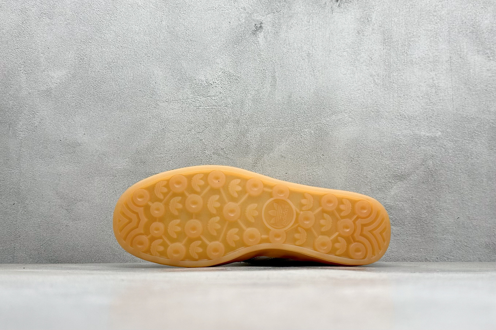 图片[4]-YH长青福利  AD Originals Gazelle INdoor 三叶草休闲防滑耐磨低帮板鞋 鞋头出色设计 塑就出众贴合感 稳固的后跟贴合足部曲线设计 软弹舒适 不易磨脚 橡胶鞋底配合防滑纹路设计 平稳抓地 货号：HQ8716-选品中心