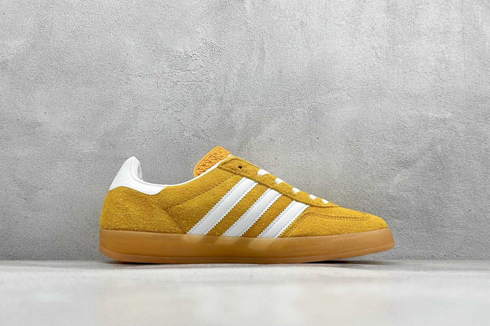 图片[2]-YH长青福利  AD Originals Gazelle INdoor 三叶草休闲防滑耐磨低帮板鞋 鞋头出色设计 塑就出众贴合感 稳固的后跟贴合足部曲线设计 软弹舒适 不易磨脚 橡胶鞋底配合防滑纹路设计 平稳抓地 货号：HQ8716-选品中心