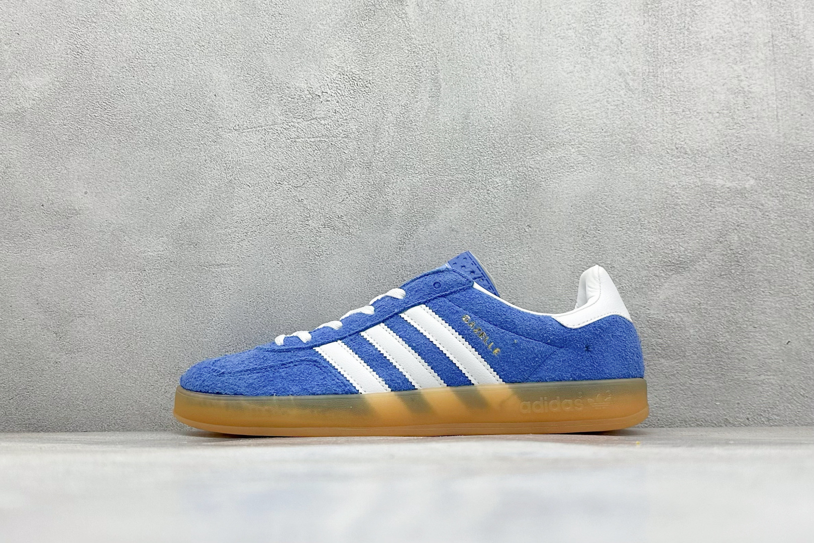 YH长青福利  AD Originals Gazelle INdoor 三叶草休闲防滑耐磨低帮板鞋 鞋头出色设计 塑就出众贴合感 稳固的后跟贴合足部曲线设计 软弹舒适 不易磨脚 橡胶鞋底配合防滑纹路设计 平稳抓地 货号：HQ8717-选品中心