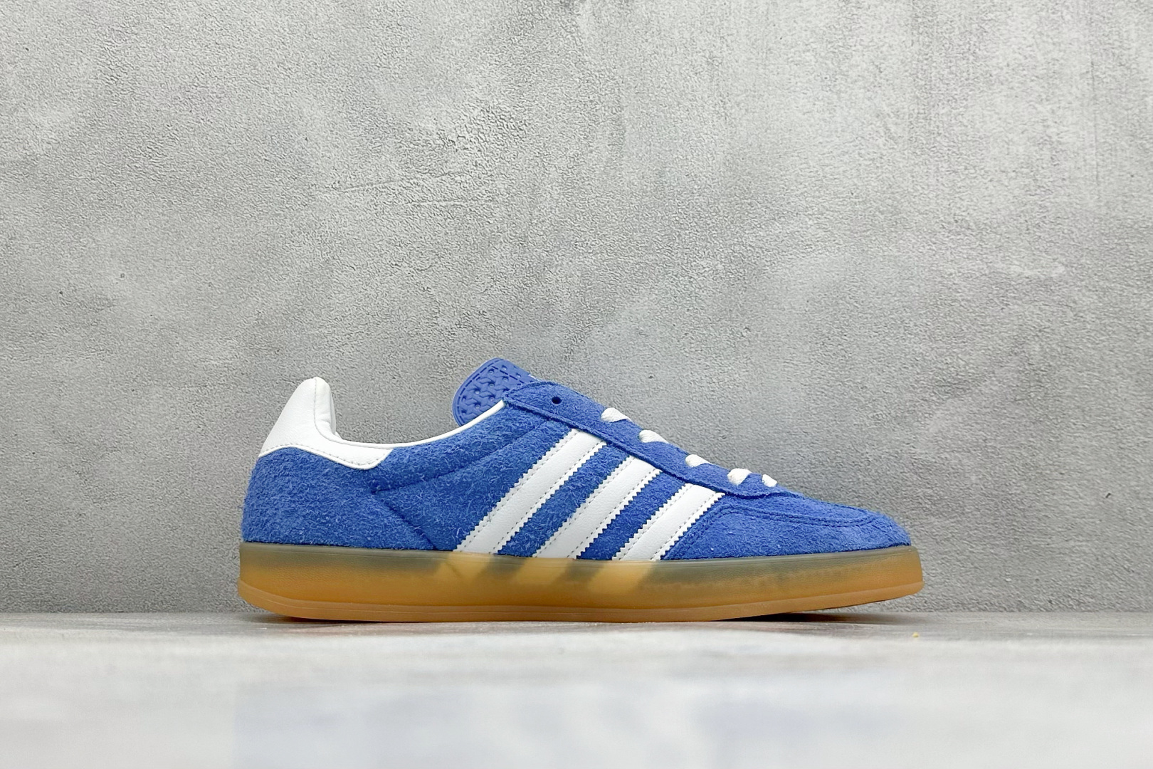 图片[2]-YH长青福利  AD Originals Gazelle INdoor 三叶草休闲防滑耐磨低帮板鞋 鞋头出色设计 塑就出众贴合感 稳固的后跟贴合足部曲线设计 软弹舒适 不易磨脚 橡胶鞋底配合防滑纹路设计 平稳抓地 货号：HQ8717-选品中心