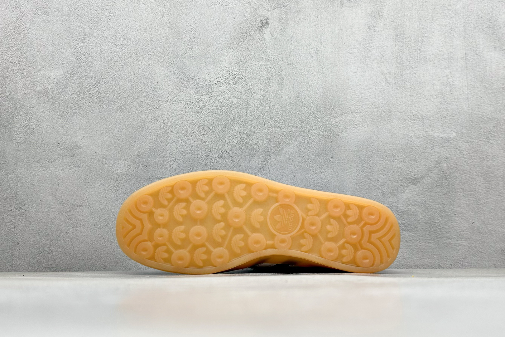 图片[4]-YH长青福利  AD Originals Gazelle INdoor 三叶草休闲防滑耐磨低帮板鞋 鞋头出色设计 塑就出众贴合感 稳固的后跟贴合足部曲线设计 软弹舒适 不易磨脚 橡胶鞋底配合防滑纹路设计 平稳抓地 货号：HQ8717-选品中心