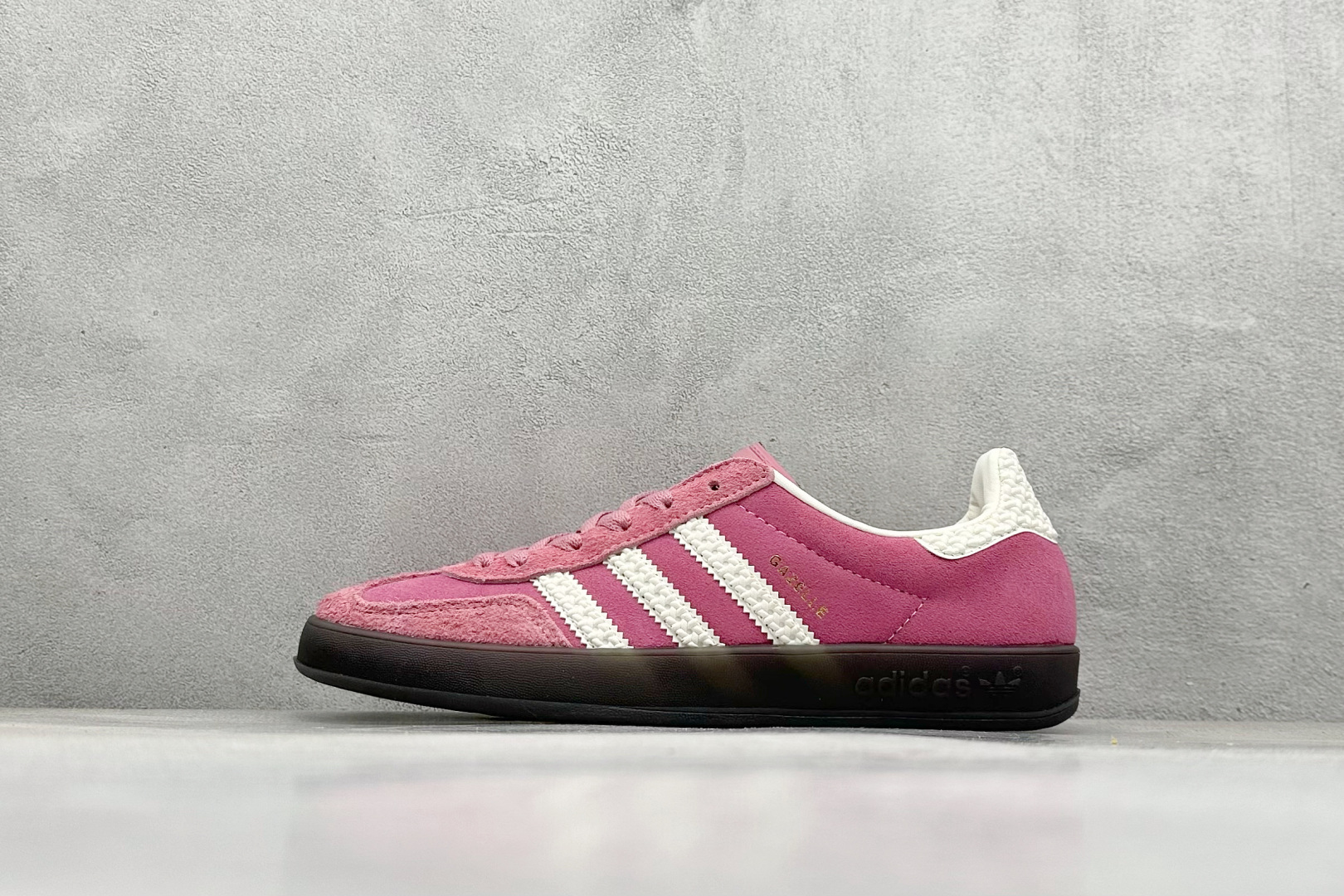 YH长青福利  AD Originals Gazelle INdoor 三叶草休闲防滑耐磨低帮板鞋 鞋头出色设计 塑就出众贴合感 稳固的后跟贴合足部曲线设计 软弹舒适 不易磨脚 橡胶鞋底配合防滑纹路设计 平稳抓地 货号：IF1809-选品中心