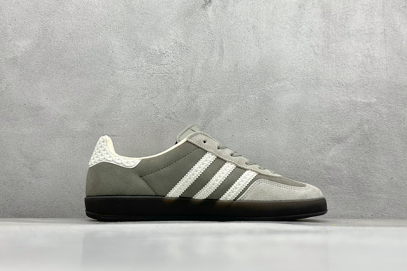 图片[2]-YH长青福利  AD Originals Gazelle INdoor 三叶草休闲防滑耐磨低帮板鞋 鞋头出色设计 塑就出众贴合感 稳固的后跟贴合足部曲线设计 软弹舒适 不易磨脚 橡胶鞋底配合防滑纹路设计 平稳抓地 货号：IF1807-选品中心