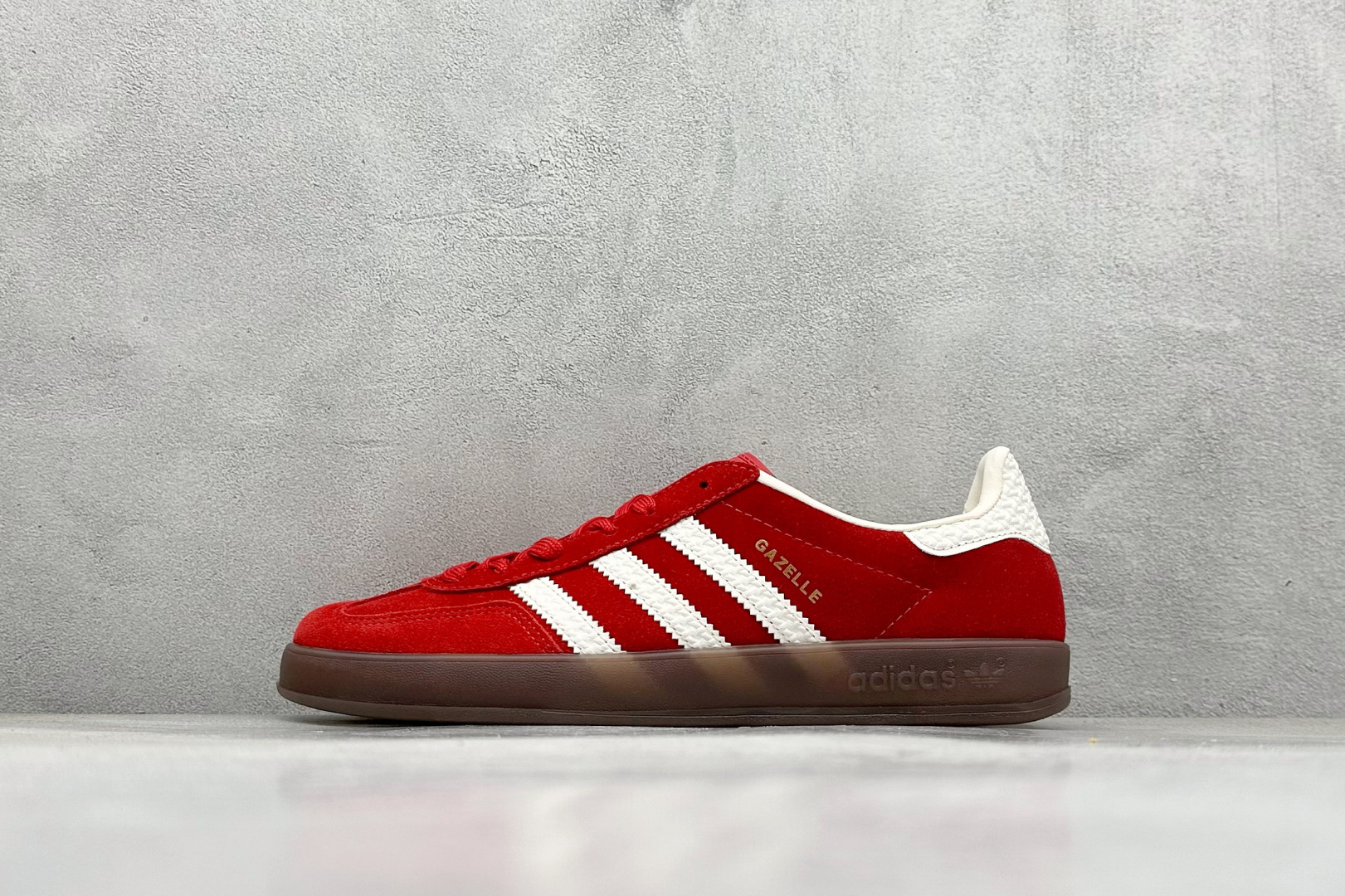 YH长青福利 AD Originals Gazelle INdoor 三叶草休闲防滑耐磨低帮板鞋 鞋头出色设计 塑就出众贴合感 稳固的后跟贴合足部曲线设计 软弹舒适 不易磨脚 橡胶鞋底配合防滑纹路设计 平稳抓地 货号:IF1808-选品中心