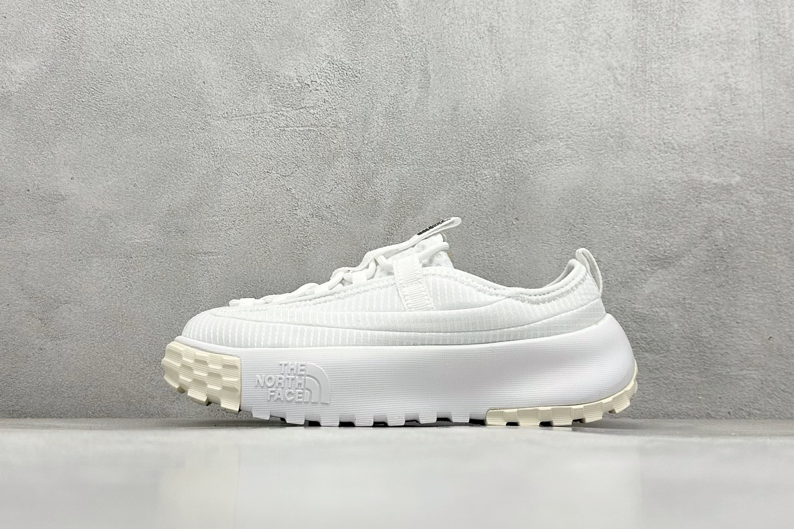 The North Face 北面 户外登山鞋 北面The North Face自1966年创立，由两位热爱登山徒步的年轻登山者于美西旧金山开创，不断透过研发与创新，并且将最先进的技术结合在服装与鞋款设计，生产多种外型帅气且专业能力非常强的户外运动装备而备受欢迎 货号：NFOA8A9B-LG5-选品中心