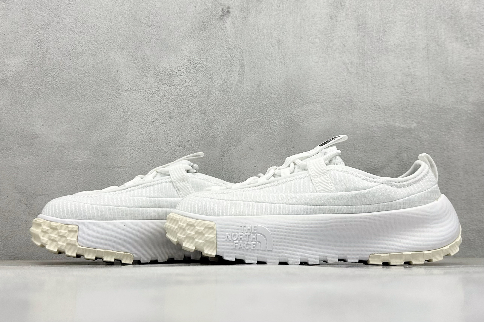 图片[5]-The North Face 北面 户外登山鞋 北面The North Face自1966年创立，由两位热爱登山徒步的年轻登山者于美西旧金山开创，不断透过研发与创新，并且将最先进的技术结合在服装与鞋款设计，生产多种外型帅气且专业能力非常强的户外运动装备而备受欢迎 货号：NFOA8A9B-LG5-选品中心