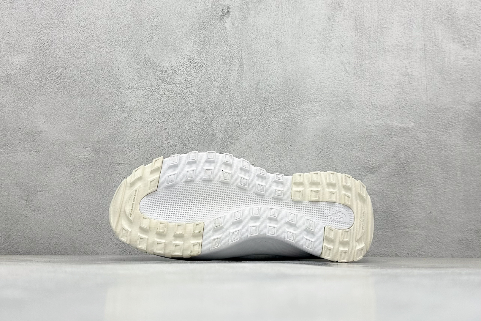 图片[4]-The North Face 北面 户外登山鞋 北面The North Face自1966年创立，由两位热爱登山徒步的年轻登山者于美西旧金山开创，不断透过研发与创新，并且将最先进的技术结合在服装与鞋款设计，生产多种外型帅气且专业能力非常强的户外运动装备而备受欢迎 货号：NFOA8A9B-LG5-选品中心