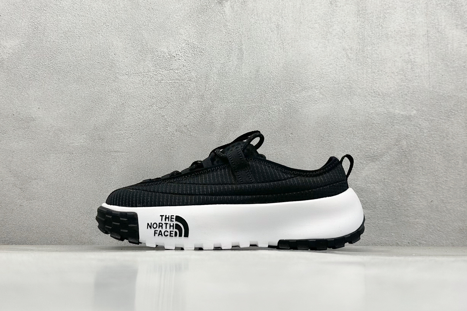 The North Face 北面 户外登山鞋 北面The North Face自1966年创立，由两位热爱登山徒步的年轻登山者于美西旧金山开创，不断透过研发与创新，并且将最先进的技术结合在服装与鞋款设计，生产多种外型帅气且专业能力非常强的户外运动装备而备受欢迎 货号：8A9B-KY4-选品中心