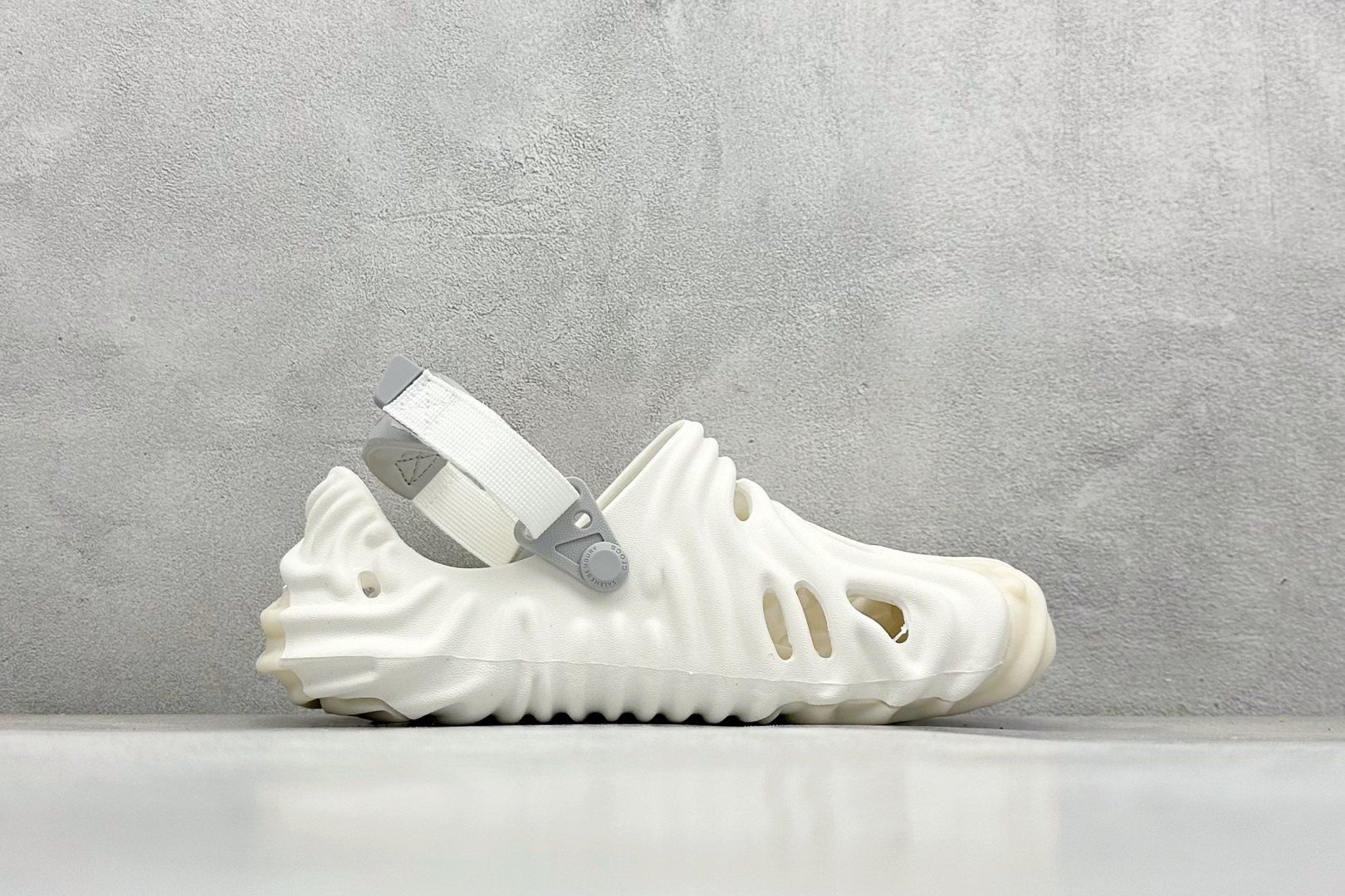 图片[2]-Salehe Bembury × Crocs Pollex Clog 卡骆驰联名指纹 洞洞凉鞋 升级原楦原数据开发修身楦型 采用高工艺EVA一次爆炸鞋底模 组合防滑耐磨水晶橡胶片 后跟魔术贴调节绑带同源一致棉实调节织带 尺码：36-46不带半-选品中心