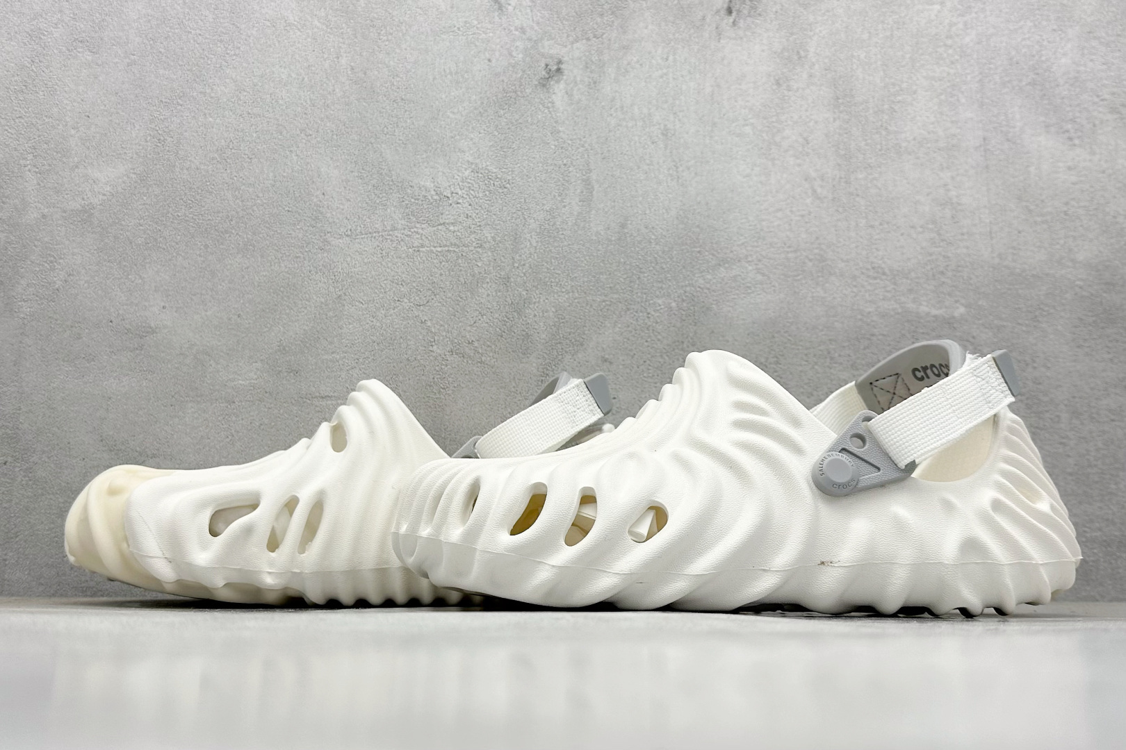 图片[5]-Salehe Bembury × Crocs Pollex Clog 卡骆驰联名指纹 洞洞凉鞋 升级原楦原数据开发修身楦型 采用高工艺EVA一次爆炸鞋底模 组合防滑耐磨水晶橡胶片 后跟魔术贴调节绑带同源一致棉实调节织带 尺码：36-46不带半-选品中心