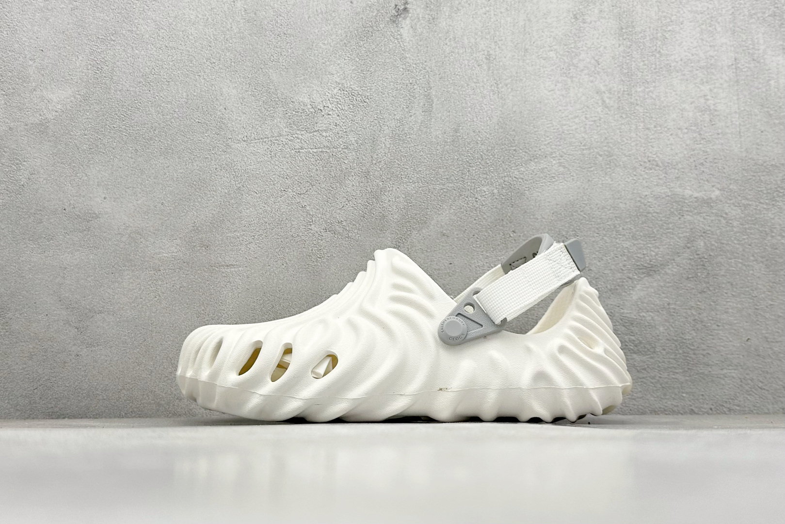 Salehe Bembury × Crocs Pollex Clog 卡骆驰联名指纹 洞洞凉鞋 升级原楦原数据开发修身楦型 采用高工艺EVA一次爆炸鞋底模 组合防滑耐磨水晶橡胶片 后跟魔术贴调节绑带同源一致棉实调节织带 尺码：36-46不带半-选品中心