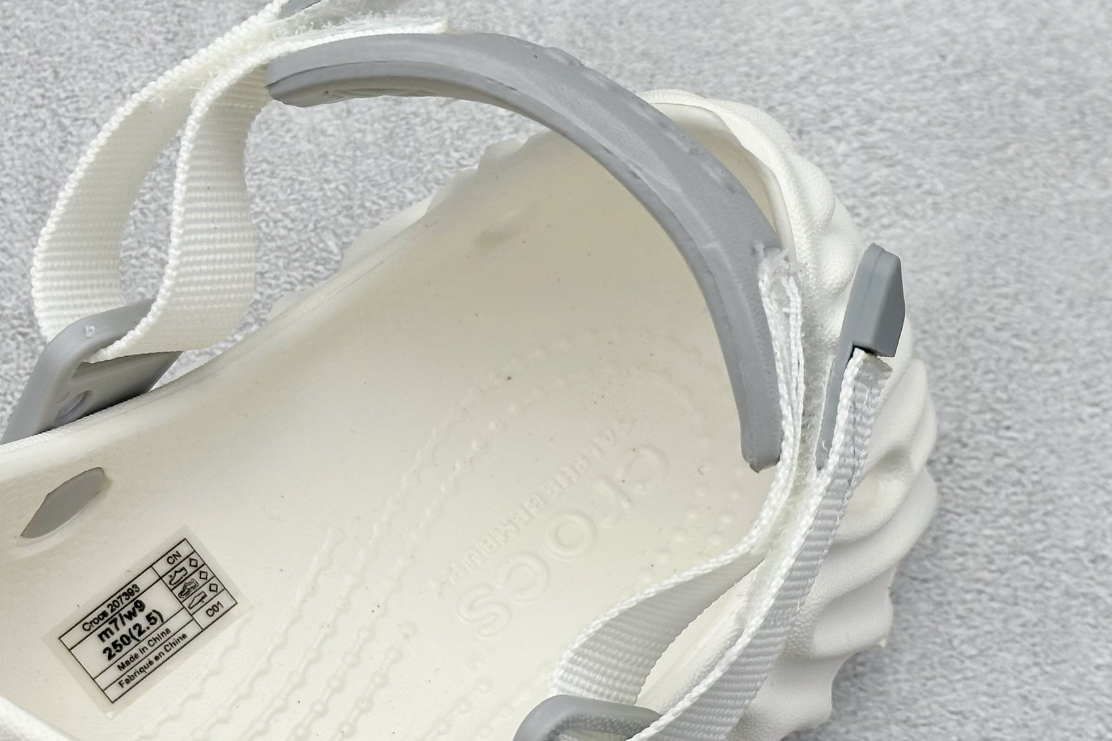 图片[8]-Salehe Bembury × Crocs Pollex Clog 卡骆驰联名指纹 洞洞凉鞋 升级原楦原数据开发修身楦型 采用高工艺EVA一次爆炸鞋底模 组合防滑耐磨水晶橡胶片 后跟魔术贴调节绑带同源一致棉实调节织带 尺码：36-46不带半-选品中心