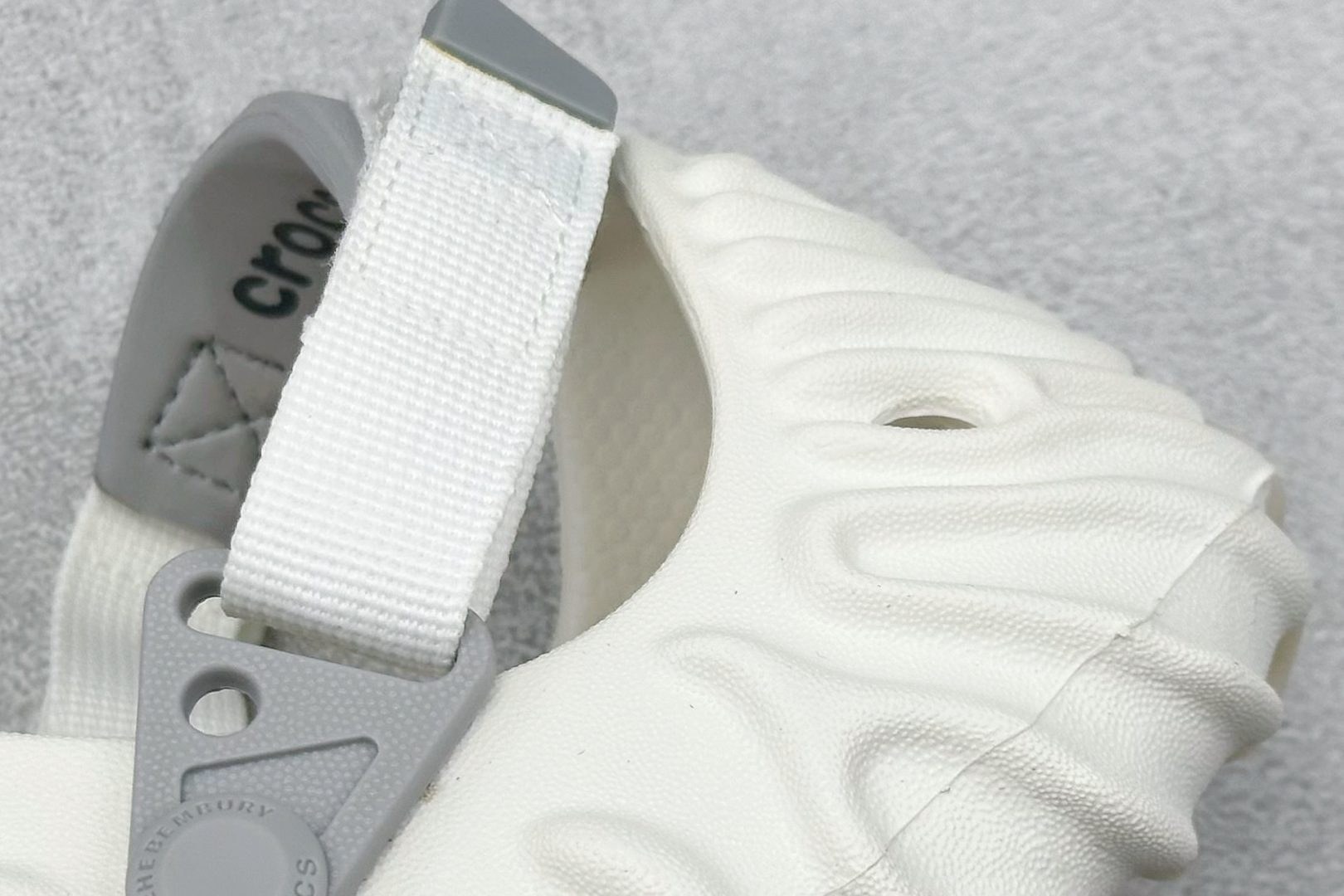 图片[9]-Salehe Bembury × Crocs Pollex Clog 卡骆驰联名指纹 洞洞凉鞋 升级原楦原数据开发修身楦型 采用高工艺EVA一次爆炸鞋底模 组合防滑耐磨水晶橡胶片 后跟魔术贴调节绑带同源一致棉实调节织带 尺码：36-46不带半-选品中心