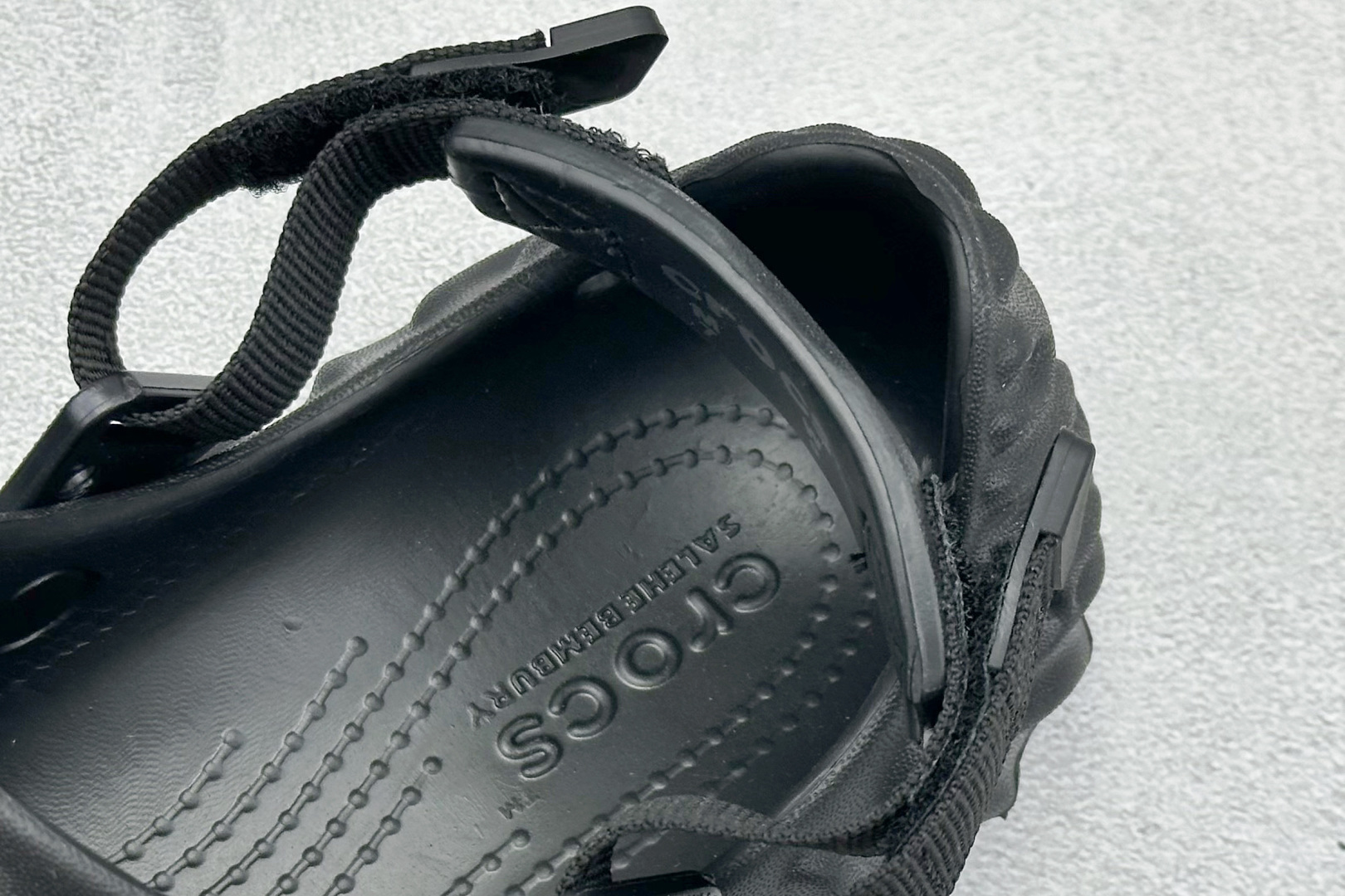 图片[8]-Salehe Bembury × Crocs Pollex Clog 卡骆驰联名指纹 洞洞凉鞋 升级原楦原数据开发修身楦型 采用高工艺EVA一次爆炸鞋底模 组合防滑耐磨水晶橡胶片 后跟魔术贴调节绑带同源一致棉实调节织带 尺码：36-46不带半-选品中心