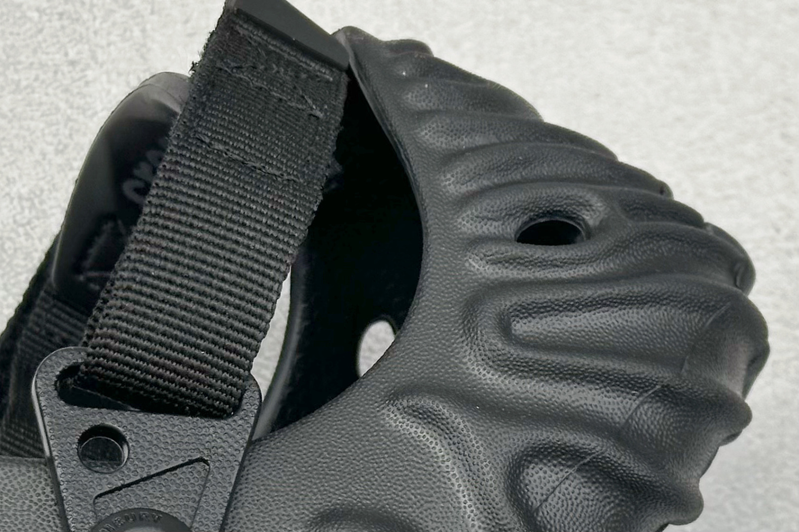 图片[9]-Salehe Bembury × Crocs Pollex Clog 卡骆驰联名指纹 洞洞凉鞋 升级原楦原数据开发修身楦型 采用高工艺EVA一次爆炸鞋底模 组合防滑耐磨水晶橡胶片 后跟魔术贴调节绑带同源一致棉实调节织带 尺码：36-46不带半-选品中心