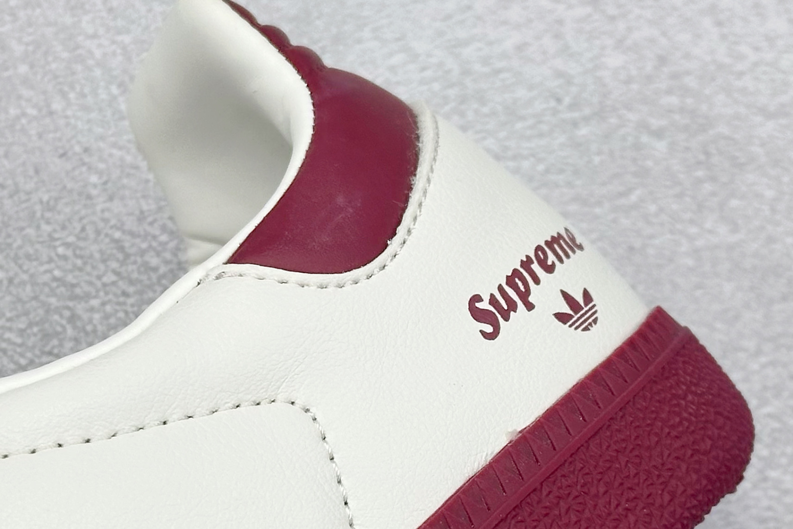 200 adidoriginals Samba OG x Supreme 灰红 桑巴舞系列复古经典轻便板鞋  GJ75813