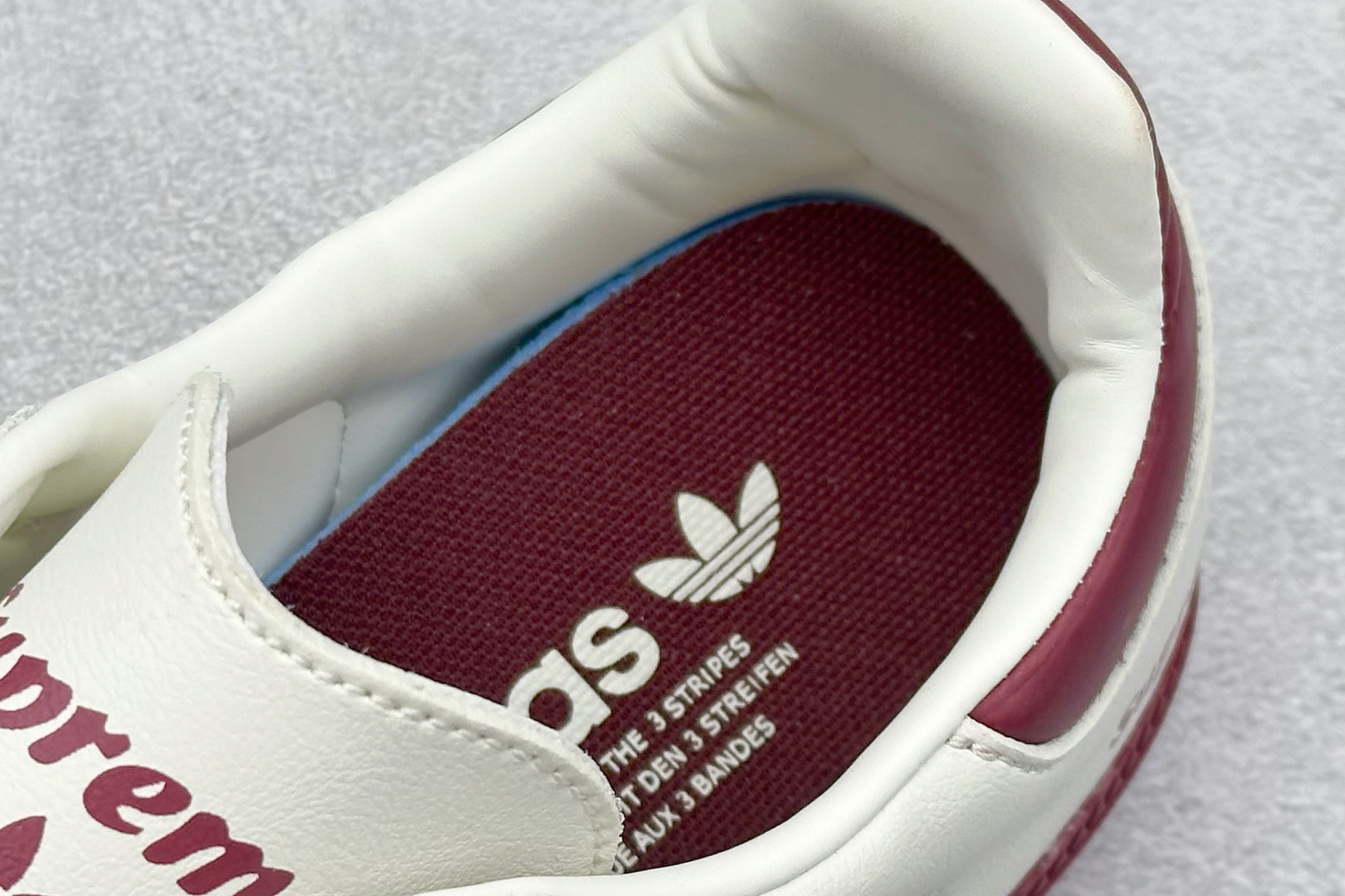 200 adidoriginals Samba OG x Supreme 灰红 桑巴舞系列复古经典轻便板鞋  GJ75813