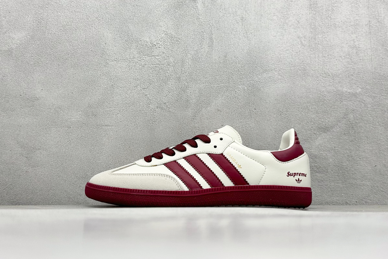 200 adidoriginals Samba OG x Supreme 灰红 桑巴舞系列复古经典轻便板鞋  GJ75813