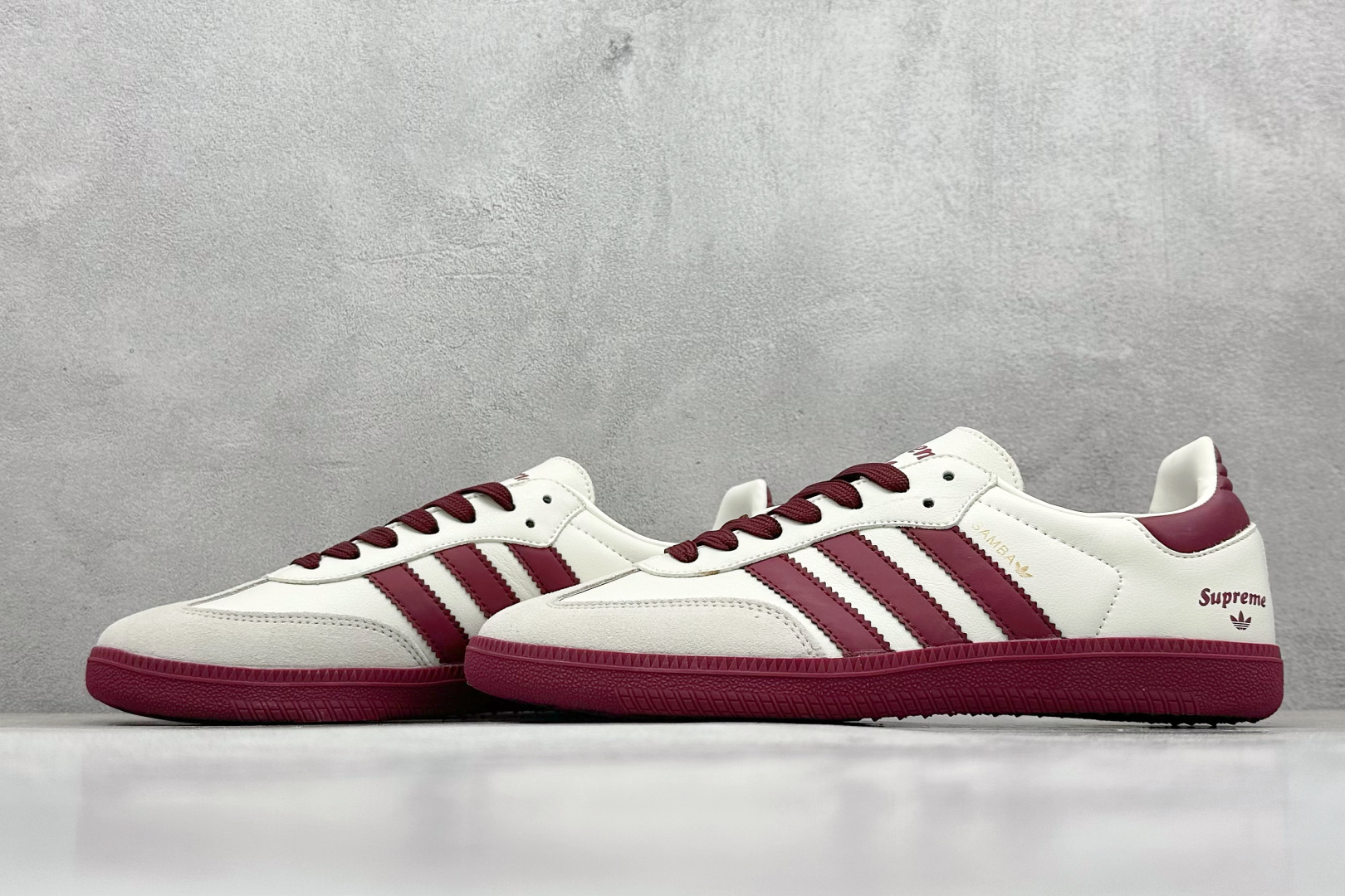 200 adidoriginals Samba OG x Supreme 灰红 桑巴舞系列复古经典轻便板鞋  GJ75813