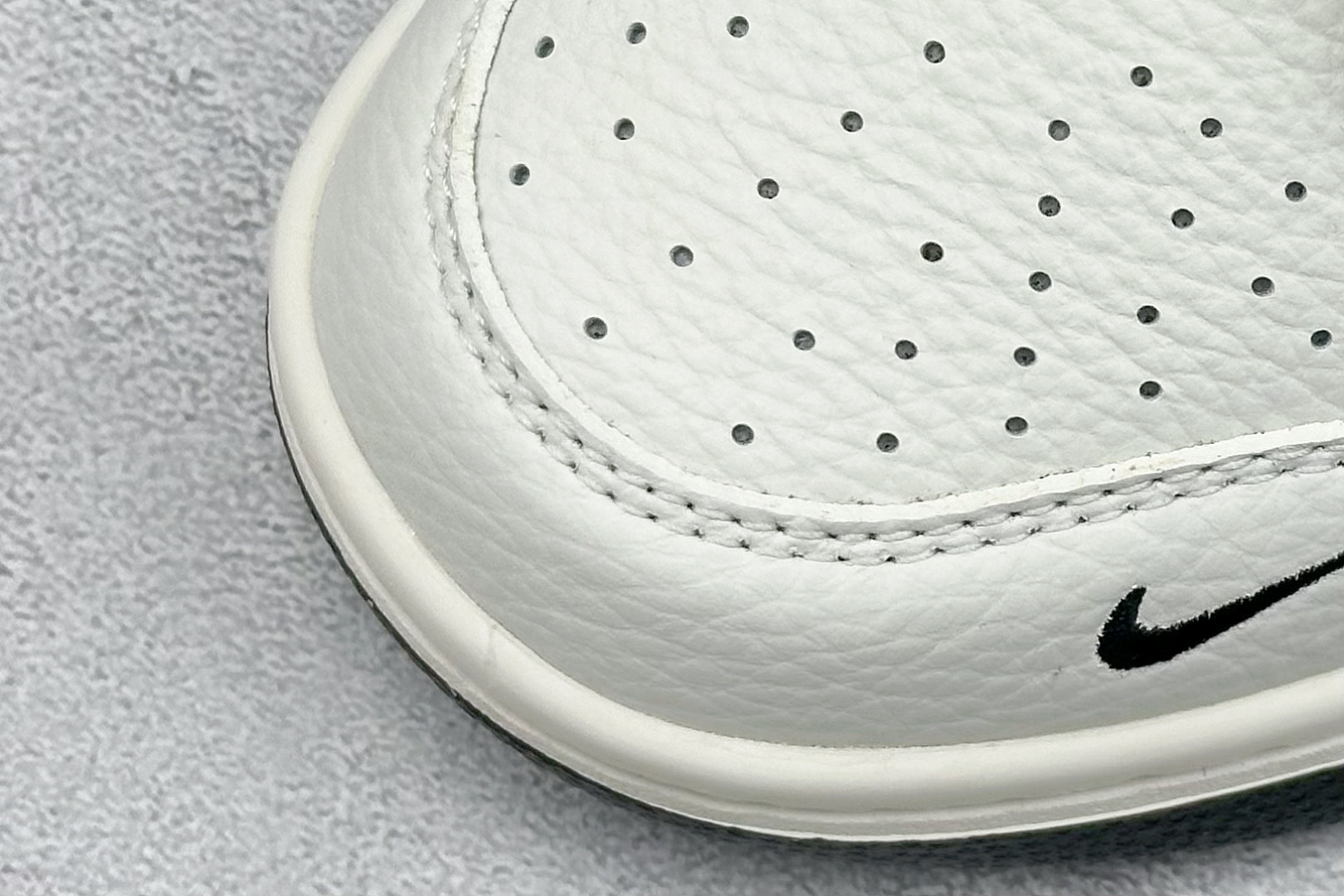 240 Nike SB Dunk Low “巴黎世家联名---奶白黑钩印花”高端定制 低帮休闲板鞋  FX1588-311
