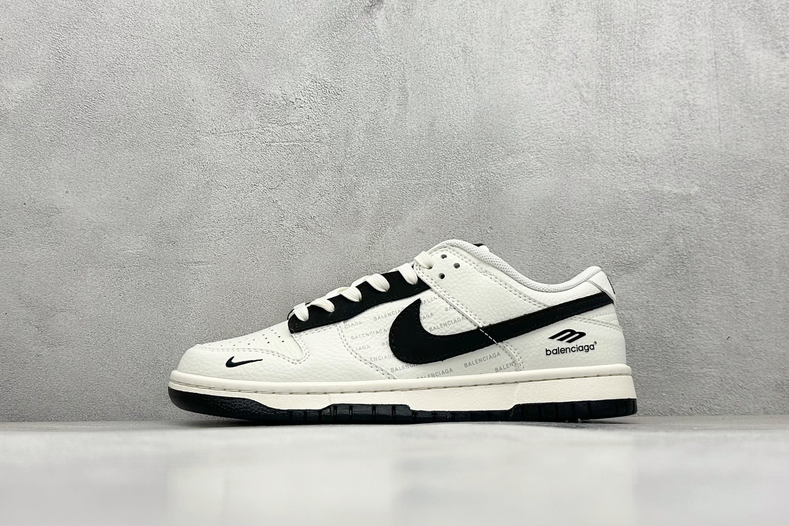 240 Nike SB Dunk Low “巴黎世家联名---奶白黑钩印花”高端定制 低帮休闲板鞋  FX1588-311