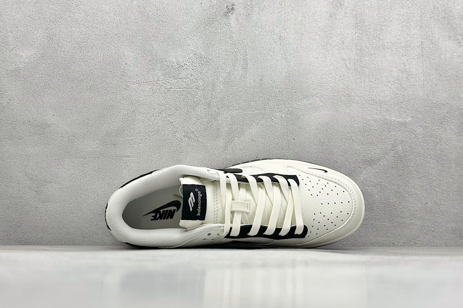 240 Nike SB Dunk Low “巴黎世家联名---奶白黑钩印花”高端定制 低帮休闲板鞋  FX1588-311