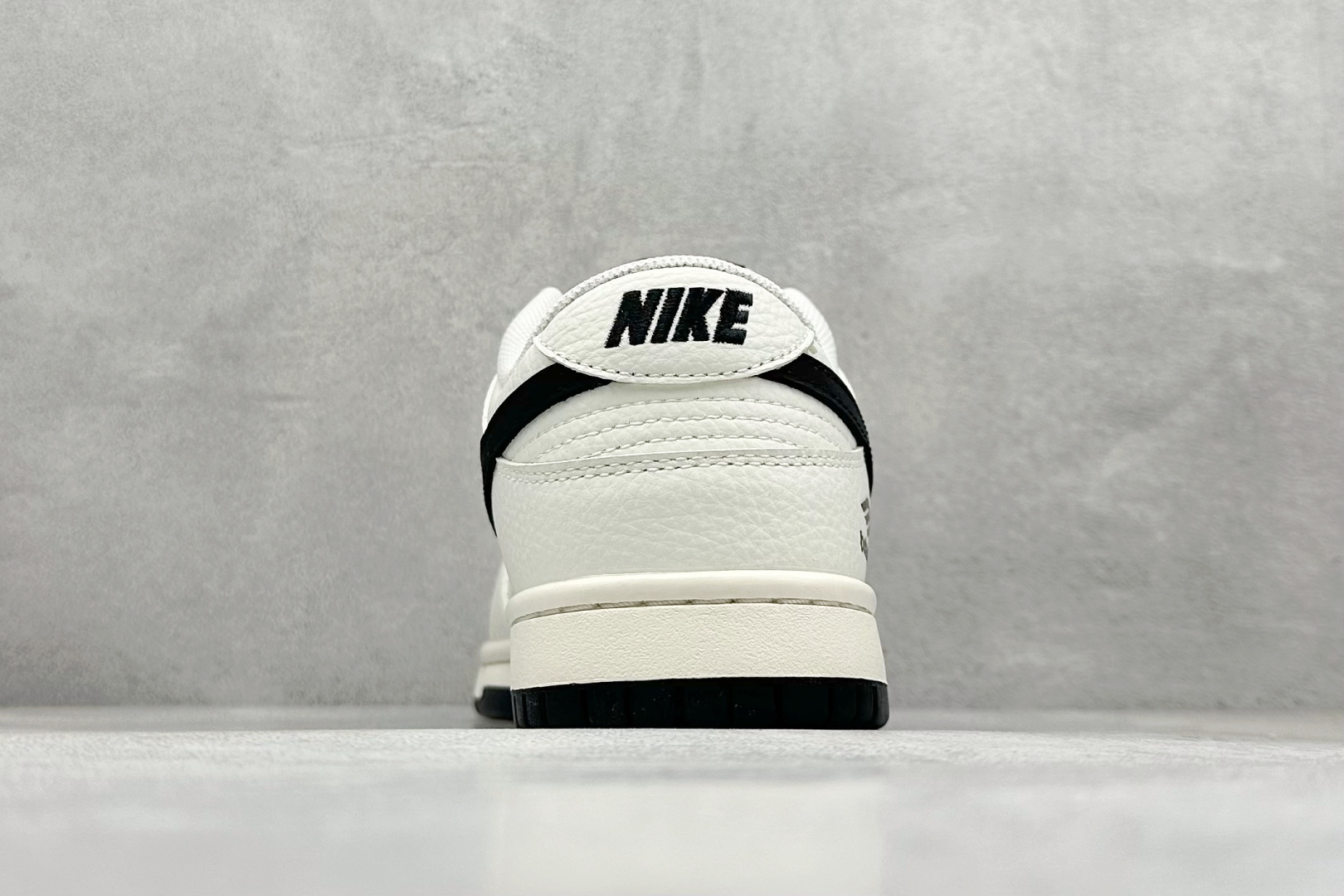 240 Nike SB Dunk Low “巴黎世家联名---奶白黑钩印花”高端定制 低帮休闲板鞋  FX1588-311