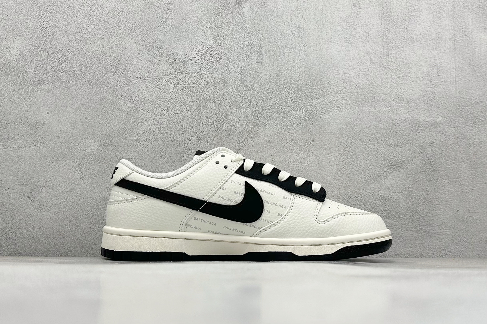 240 Nike SB Dunk Low “巴黎世家联名---奶白黑钩印花”高端定制 低帮休闲板鞋  FX1588-311