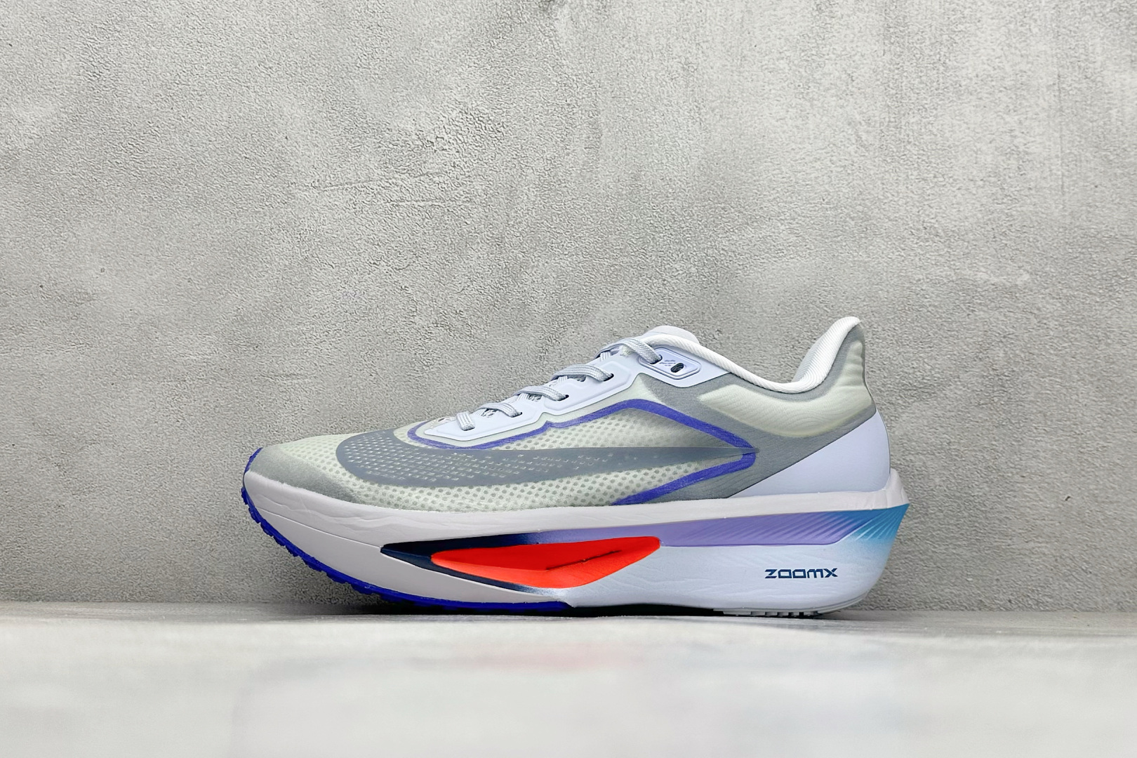 Nk Zoom Fly 6 耐克超弹轻盈跑步鞋  #鞋款搭载 Flyknit 材料 打造出众弹性 易于穿脱。采用React技术 轻盈耐穿泡绵打造,铸就出众回弹的顺畅迈步体验。结合内置碳纤维板,塑就柔韧灵活的迈步体验。 货号：FN8454-002  尺码：39 40 40.5 41 42 42.5 43 44 44.5 45-选品中心