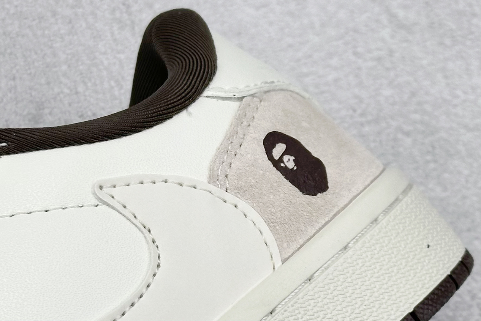 图片[9]-福利特价  Fragment x Travis Scott x 猿人头 Air Jordan 1 Low 三方联名倒钩 性价比原盒出货 全新的三方联名低帮倒钩鞋面延续了黑脚趾设计，整双鞋以全荔枝皮打造，腰身搭配白色「倒勾」，再点缀上Travis Scott 标志性的Logo，后跟处以藤原浩最拿手的蓝色为主色调，完善极具Fragment Design的白蓝黑设计风格，左右脚分别以Travis Scott鬼脸和乔丹飞翼加以修饰，彰显出三方联名的奢华格调。 货号：AG3702 807 尺码：36 36.5 37.5 38 38.5 39 40 40.5 41 42 42.5 43 44 44.5 45-选品中心